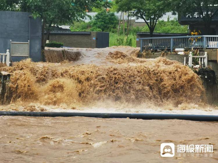 因强降雨天气 河北兴隆县街道积水严重 居民：水位最高时没过护城河