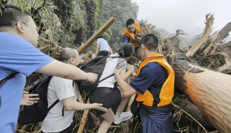 暴雨后，北京大哥用铲斗端出80多条人命！北京市委书记：最大限度减少伤亡