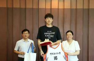 杨瀚森正式领取中国海洋大学录取通知书 或学姚明退役后再完成学业