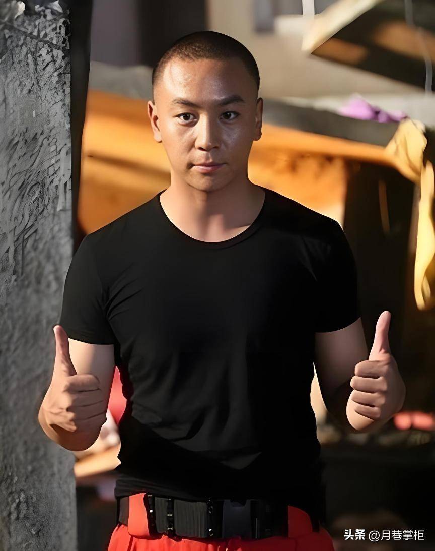 从小爆红的释小龙相比现在.终究是风光不再!