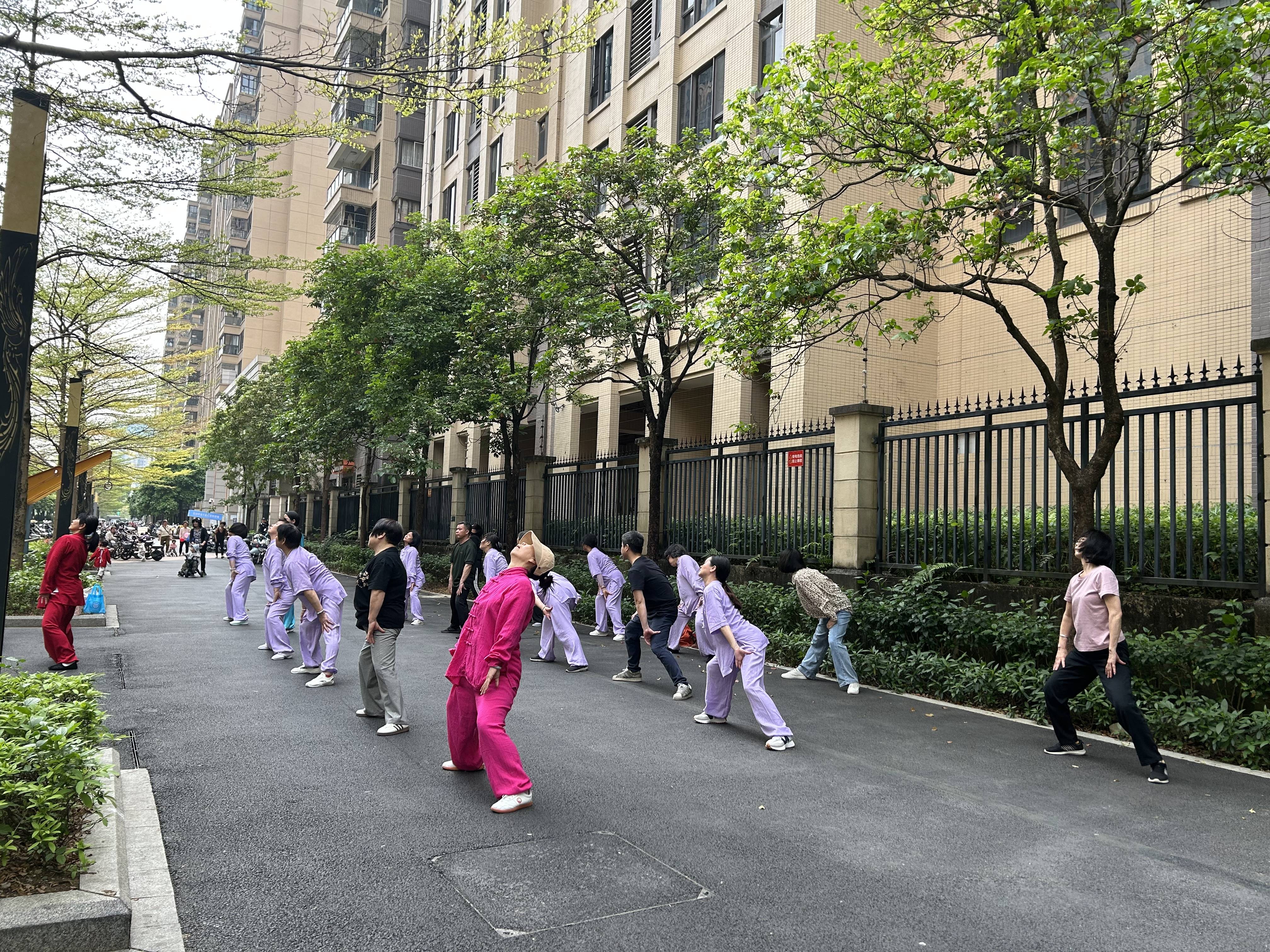“广场舞跳到火车上”，一禁了之未必是最优解