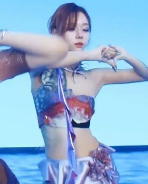 Jennie和aespa金玟庭”穿得太暴露”?韩网友怒怼:双标玩得挺溜啊! 插图2 Jennie和aespa金玟庭”穿得太暴露”?韩网友怒怼:双标玩得挺溜啊! 插图2
