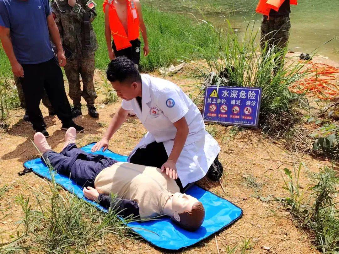 开阳县龙岗镇开展防溺水救援演练