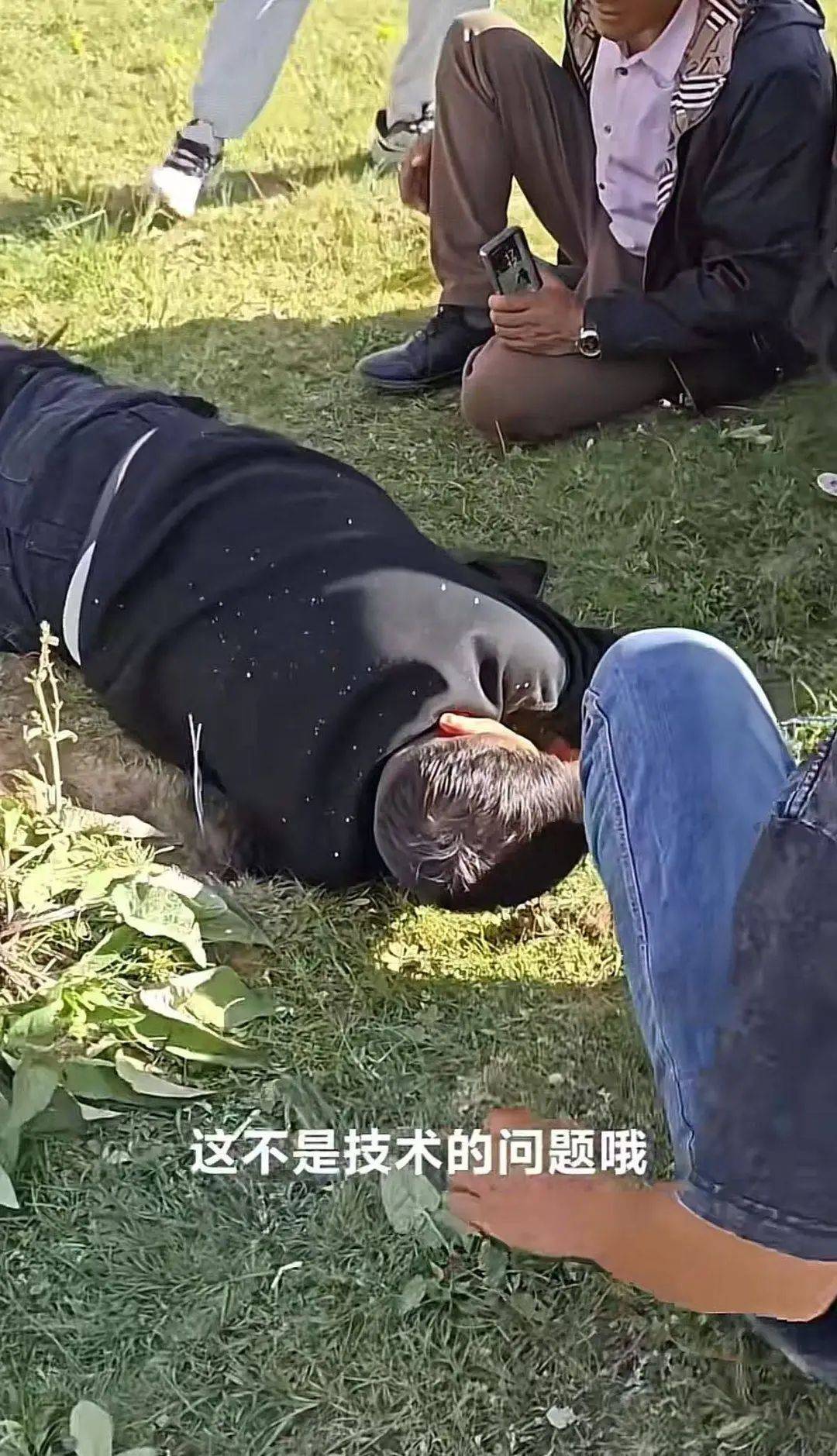 游客车钥匙被土拨鼠“叼走”，川西当地人挖洞帮忙找回