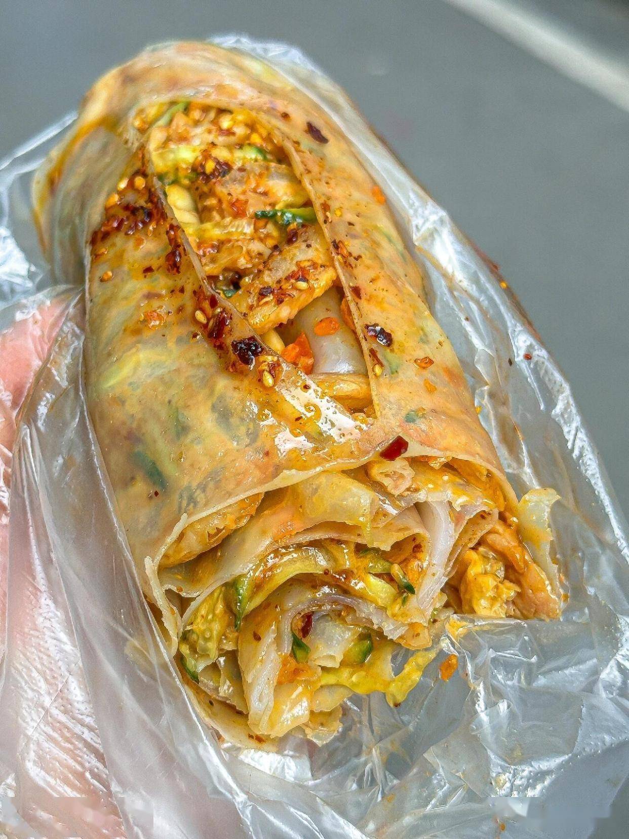 卷凉皮哪里的特产?濮阳裹凉皮,一张凉皮卷出的中原烟火气