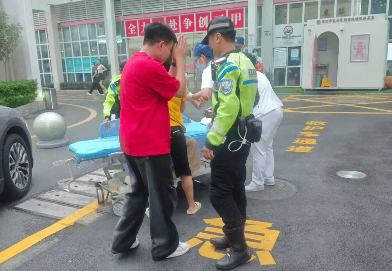 深圳交警晚高峰开道送医