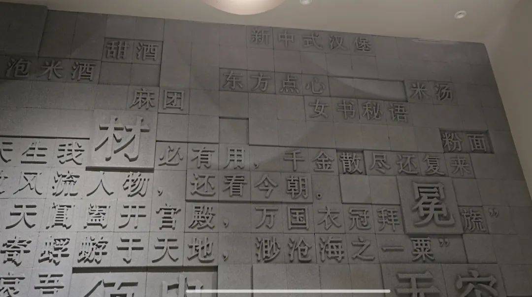 长沙一饭店只招35岁以上员工，有人卷铺盖守在门口应聘，95后老板回应
