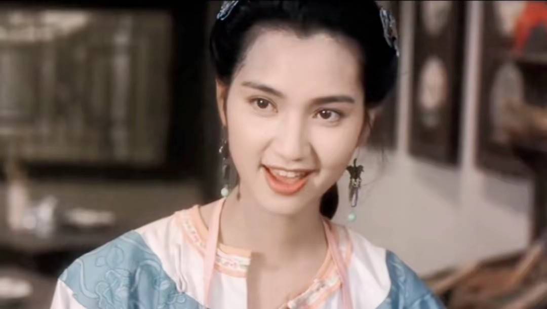 1993年,洪欣出演《原振侠》里的蓝绫一角爆火,成功进入了观众的视野之