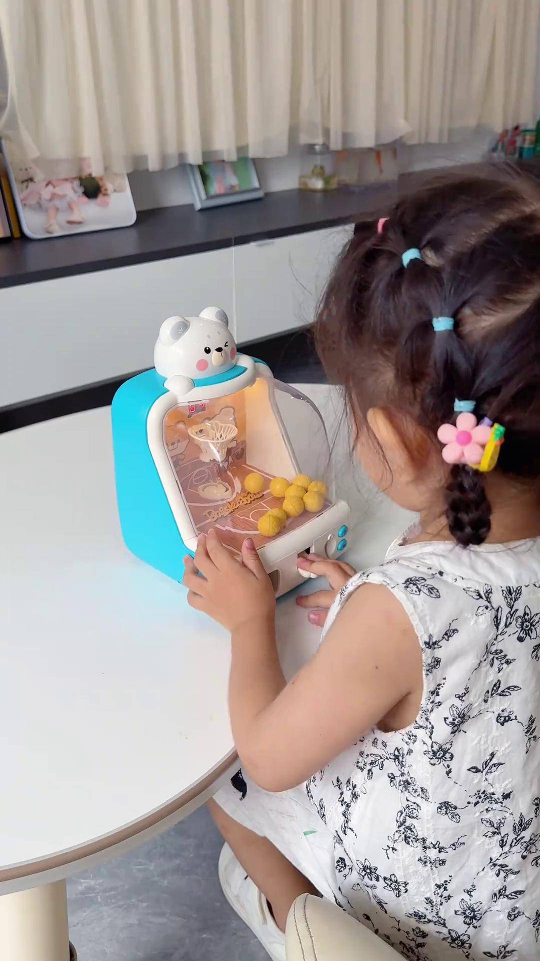 投篮机,我看我的电视,她投她的篮球,喜欢玩的不得了,太解放妈妈了专注