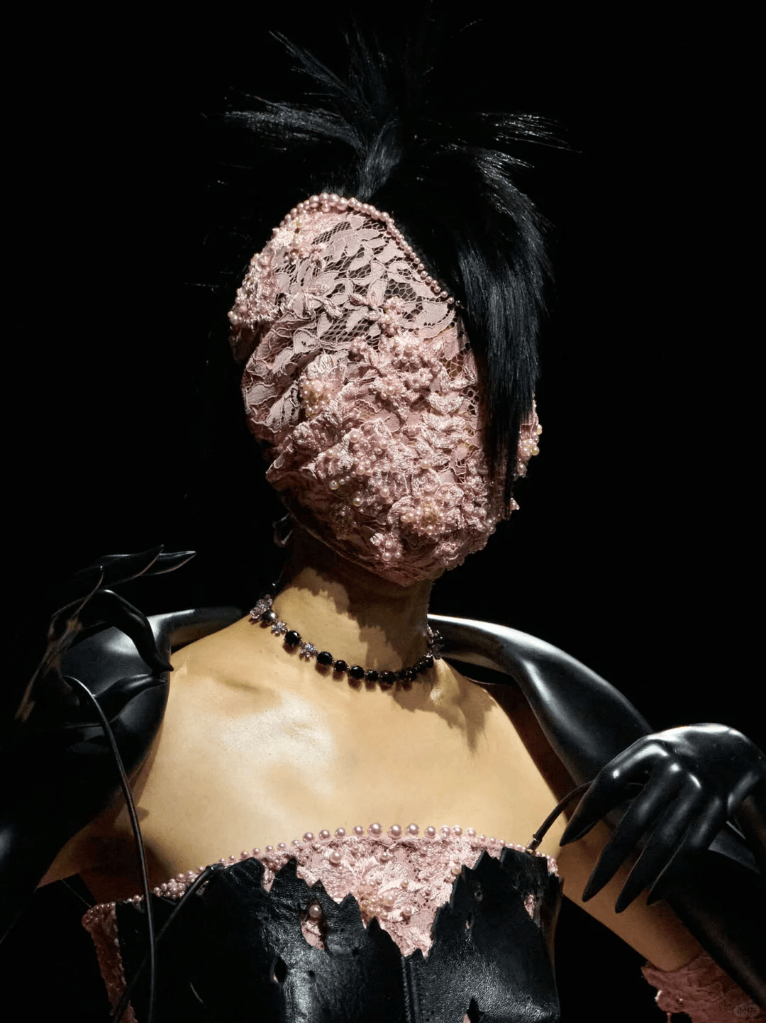 小鬼趴头上,血掌印布满全身,中式恐怖美学引网友生理不适,但边吐还要