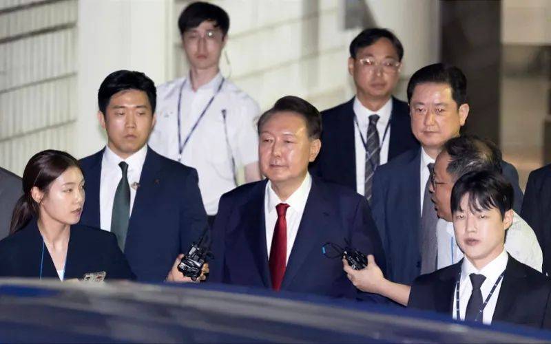 尹锡悦拒捕过程曝光：被10人架四肢强抬，“抵抗”1个多小时请求治疗