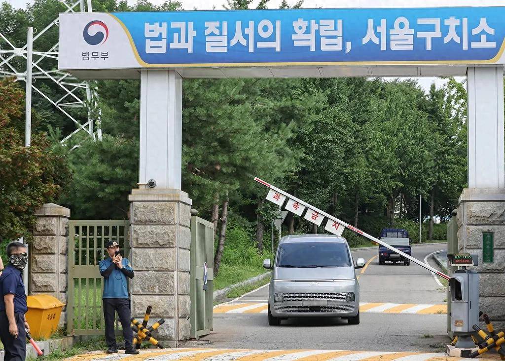 10个年轻人抓不住尹锡悦，手臂都快拉断了