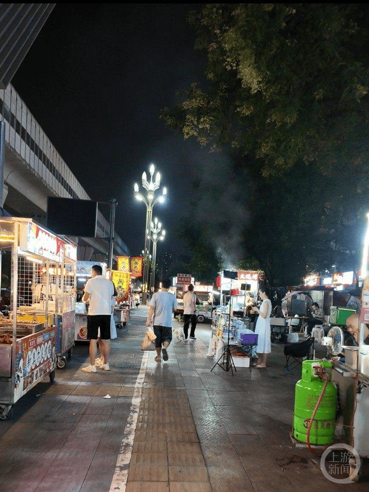 失去双腿的她在夜市摆摊 成了夜市里的“团宠”