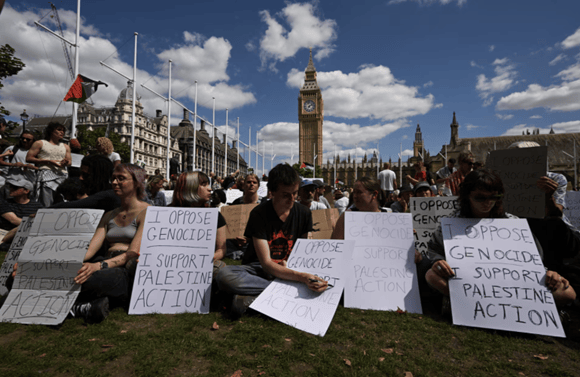 “抗议支持巴勒斯坦组织被禁”，外媒：英国爆发大规模示威活动，逾466人被捕
