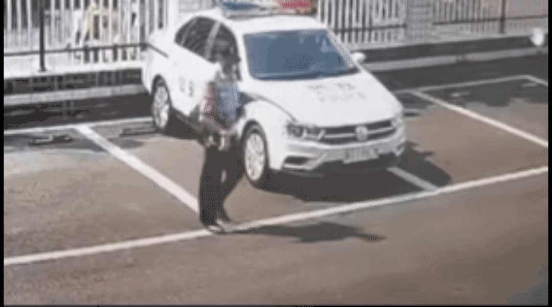 心疼！52岁老民警高温处警归来，晕倒在派出所门口