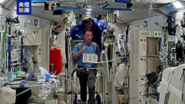 天宫周记丨新舱外服启封、互采咽拭子 航天员“太空出差”可太充实了
