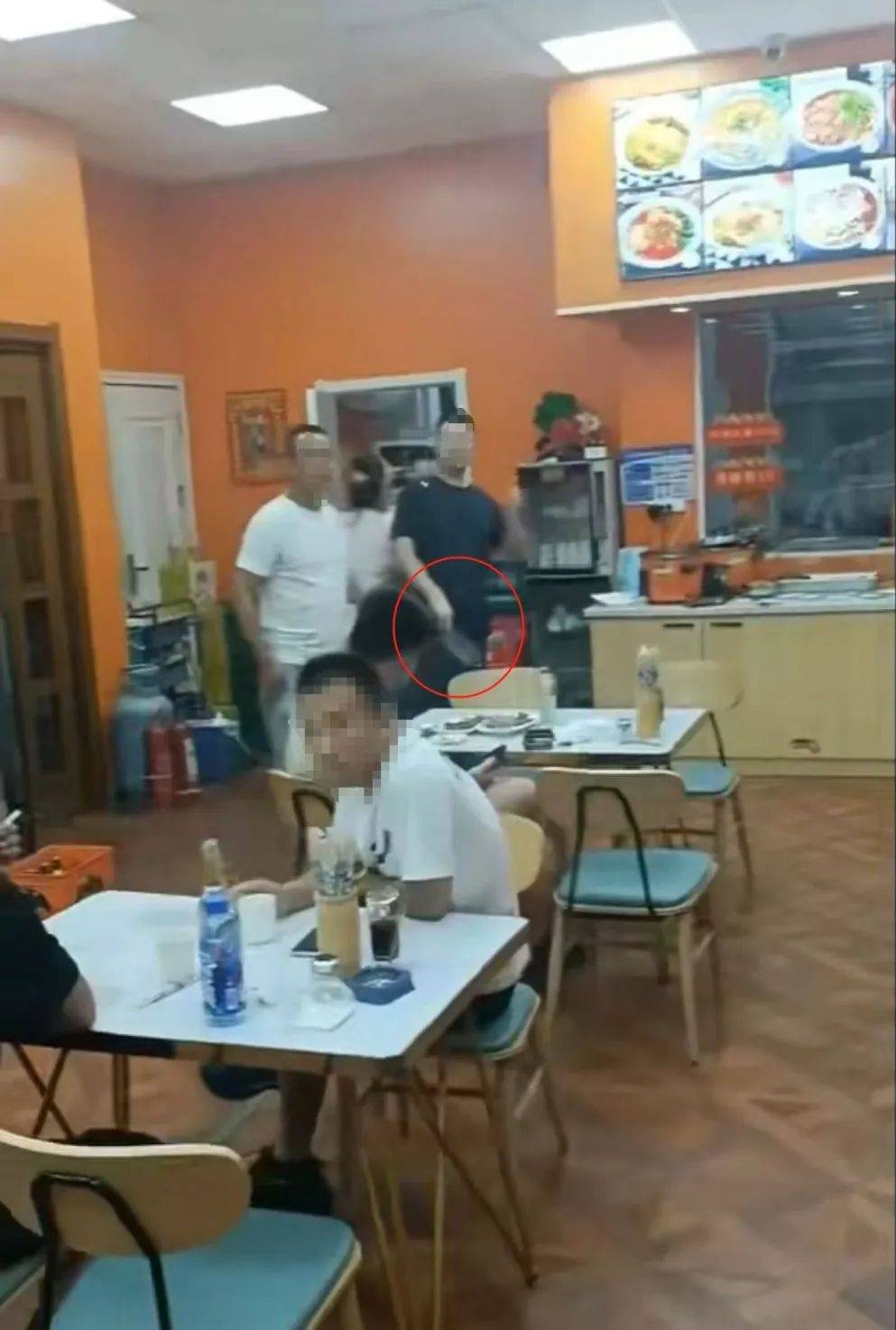 因端面手指浸汤起争执一店员持刀从后厨冲出，本溪警方：双方调解，已处理完毕