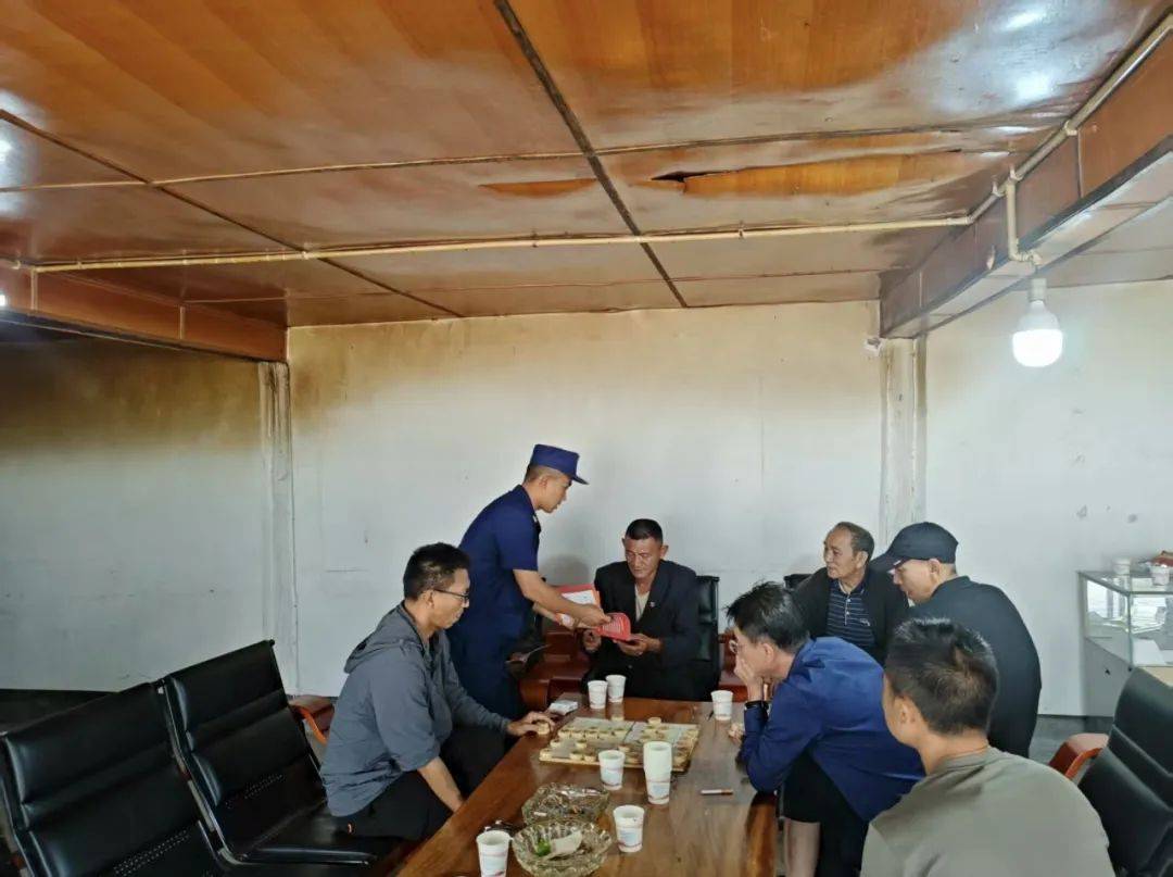 手把手教学，院坝变身消防实训小课堂
