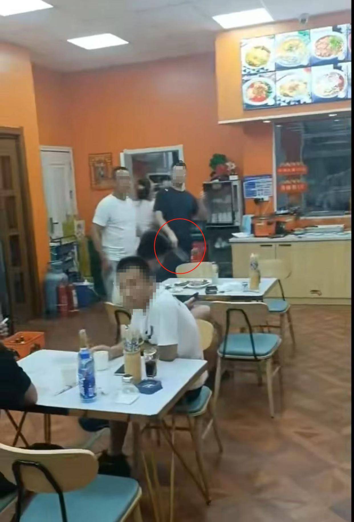 老年店员端面时手指浸入面汤，起争执后有人持刀冲出后厨；本溪警方：已处置完毕