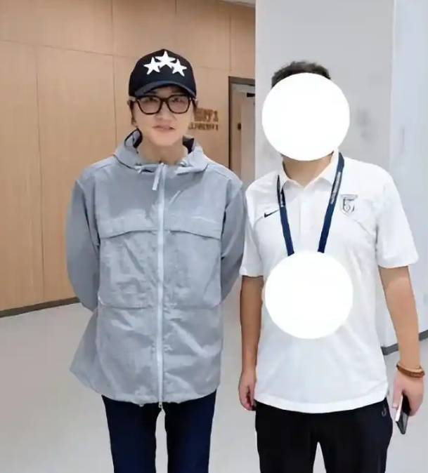 “周华健肚子”上热搜，64岁周华健因身材变化引发热议，本人曾晒“腹肌”照幽默回应