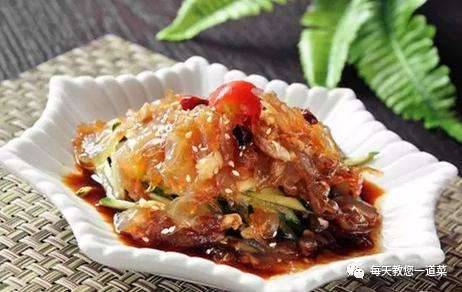 海蜇头拌黄瓜怎么做？韩式凉拌豆芽用料有啥