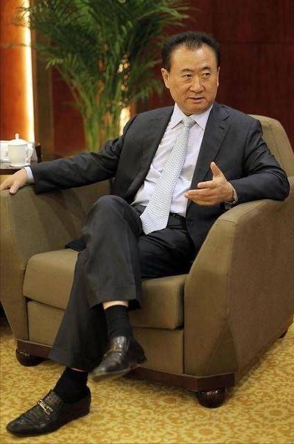 风波又起!王健林再陷24亿债务危机,卖48座万达,儿子却风流潇洒