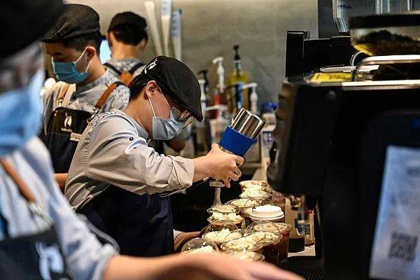 “不交社保”潜规则被打破，快餐茶饮的缴纳现状如何？