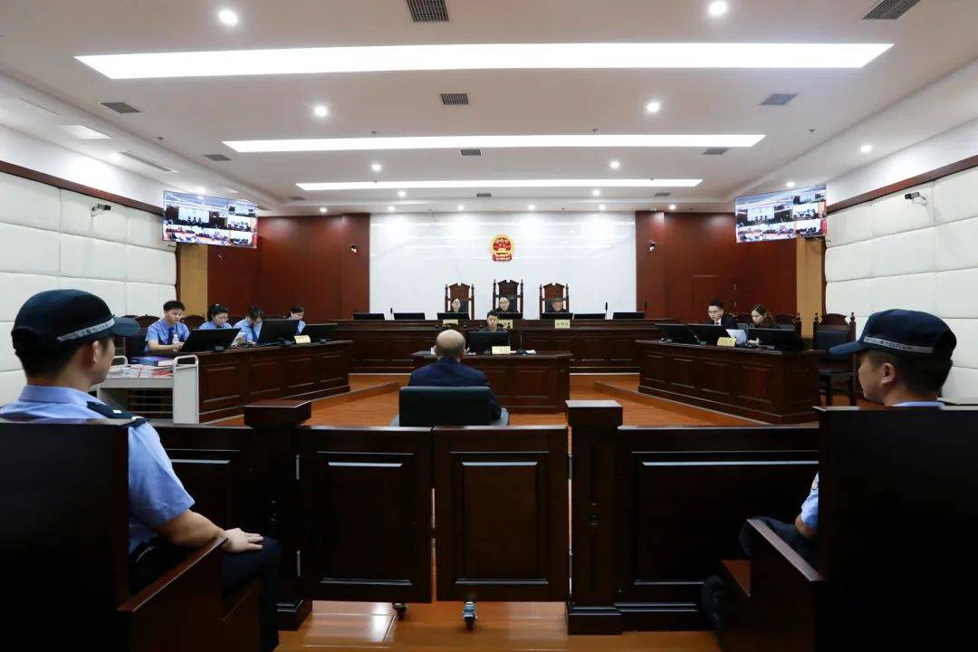 受贿近900万元，贵州铜仁市人大常委会原副主任杨彪受审