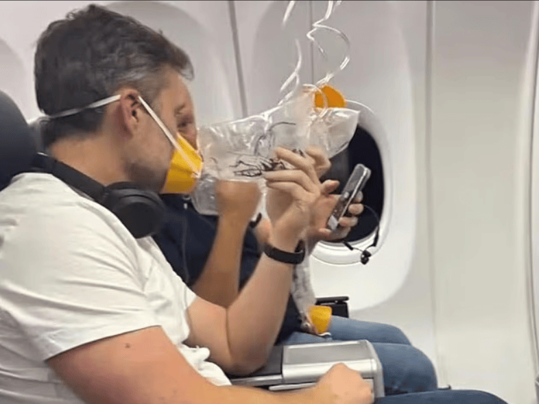 维珍航空悉尼至布里斯班航班万米高空突然失压, 氧气面罩全开!