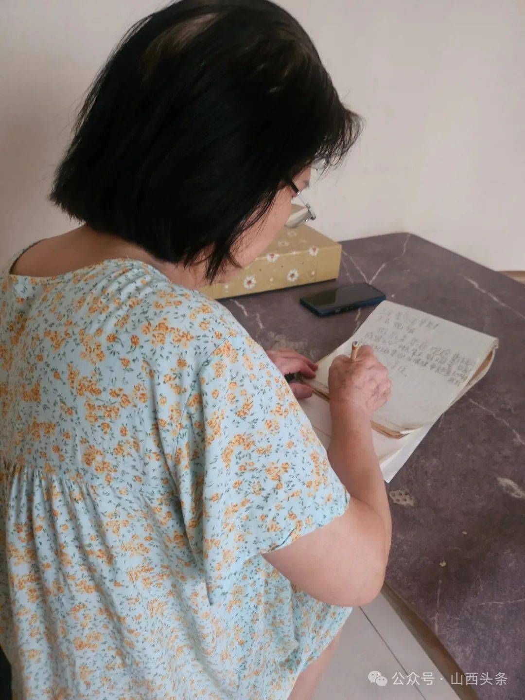 微信群“养熟”，直播间“割菜”：山晚记者揭密新型老年网络诈骗链条