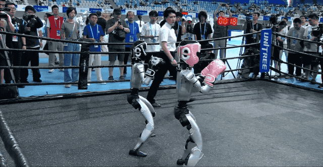 爆笑，机器人运动会乐子大赏：宇树「撞人逃逸」，还有一堆躺平摸鱼的铁憨憨