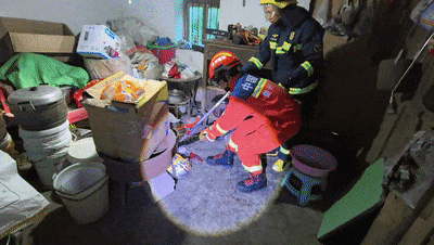 清晨发现剧毒眼镜王蛇！村民：这条蛇有房子那么长！