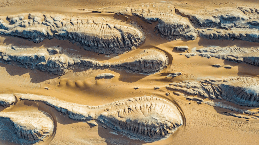 风蚀洼地与风蚀盆地:风吹蚀地面松散物质后形成的直径10~100m,深1m
