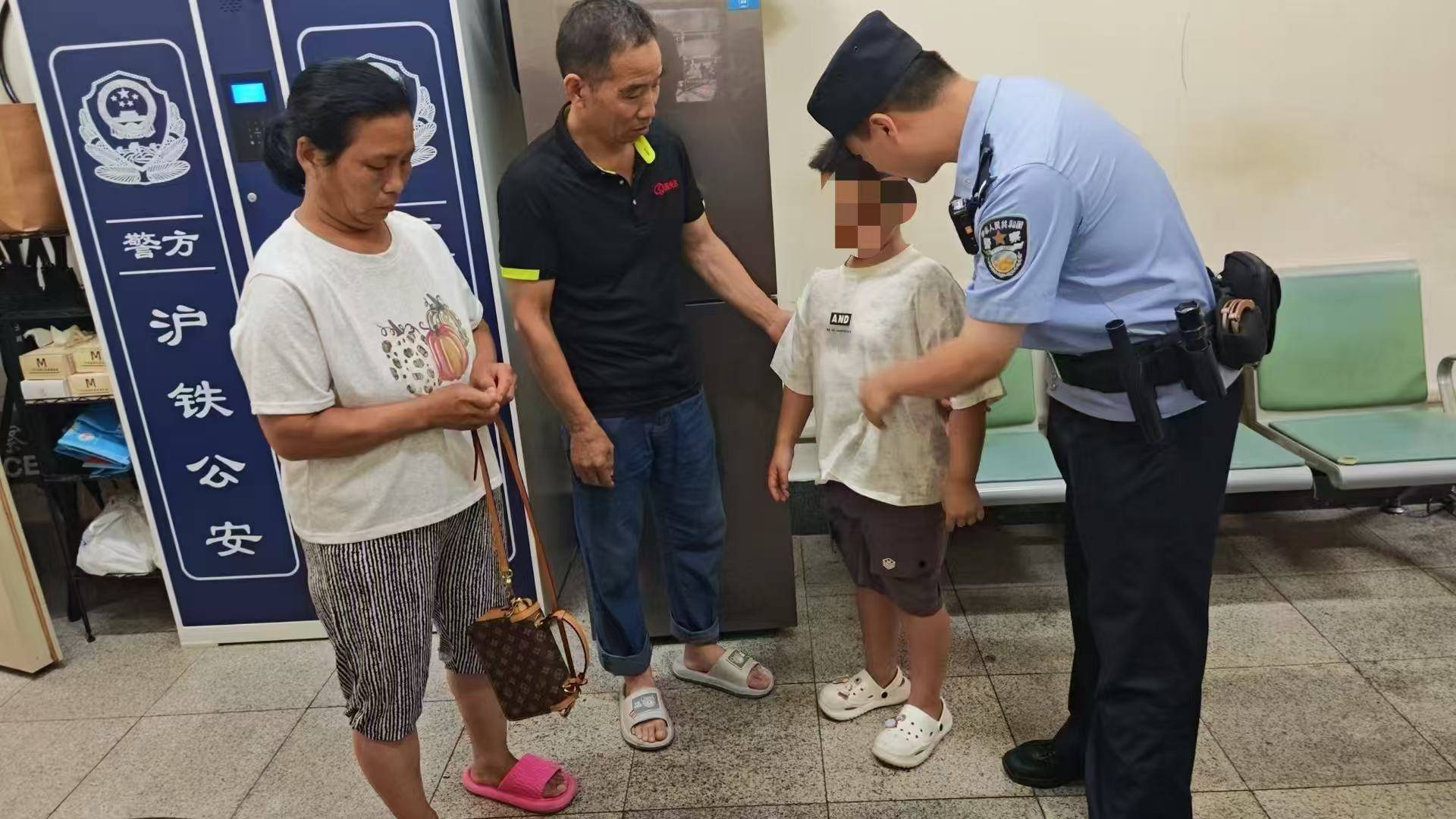 男孩负气离家出走,民警暖心寻亲助团圆
