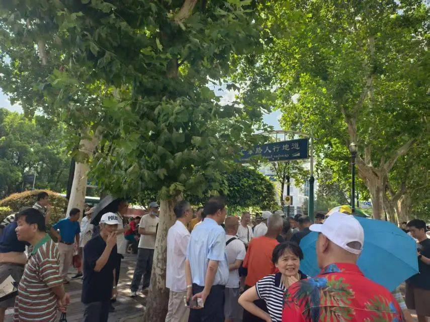 人声鼎沸！“马路股市沙龙”又火了，有老股民全仓券商股！“等了10个月，终于大赚了！”