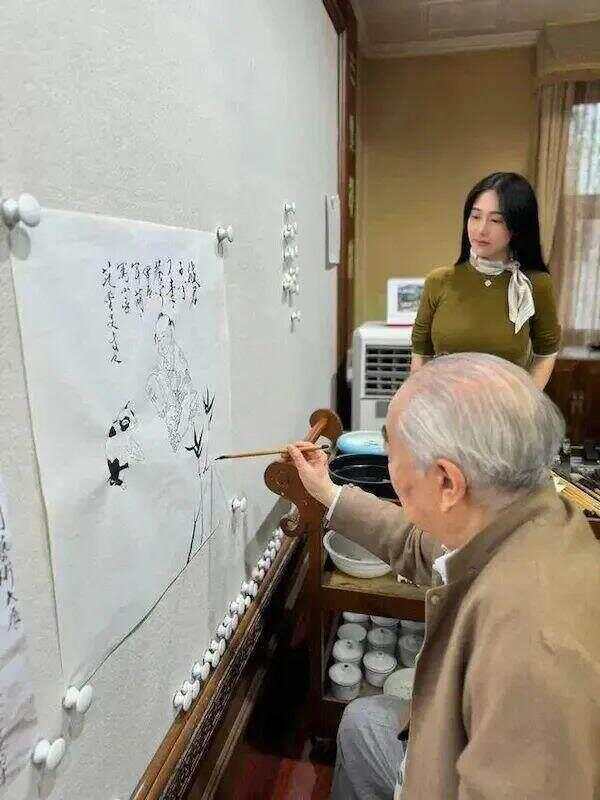 画家范曾报平安，回应称正在闭门写书，此前女儿称其“失联”被继母带走|鱼眼·热点