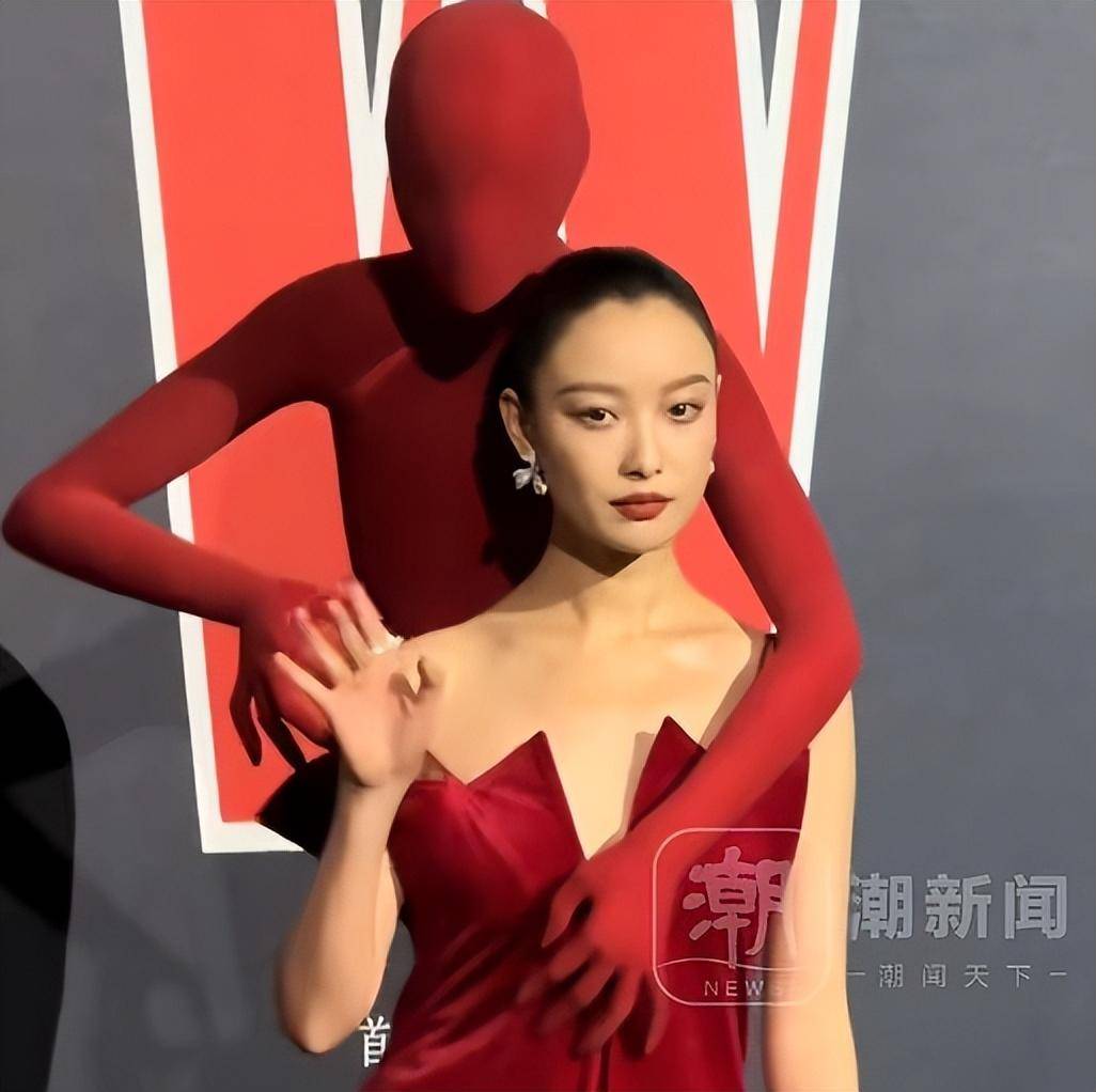 “倪妮背布洛芬走红毯”冲上热搜，调侃“他叫小帅，我是小美”！宋佳贴心给“小帅”戴墨镜
