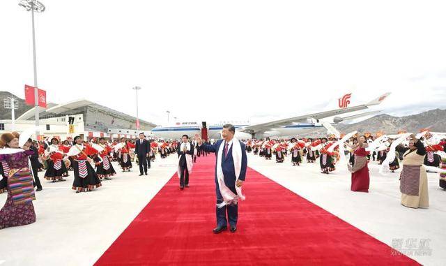 习近平率中央代表团抵达拉萨，出席西藏自治区成立60周年庆祝活动