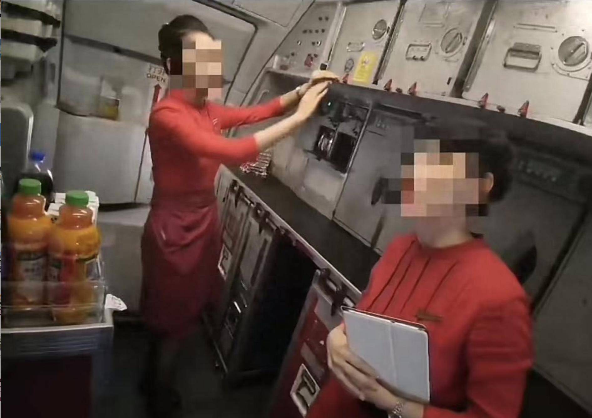 “她能摆餐，我不能？”白金卡旅客进飞机服务间要求摆餐，被拒后刁难乘务长，川航回应