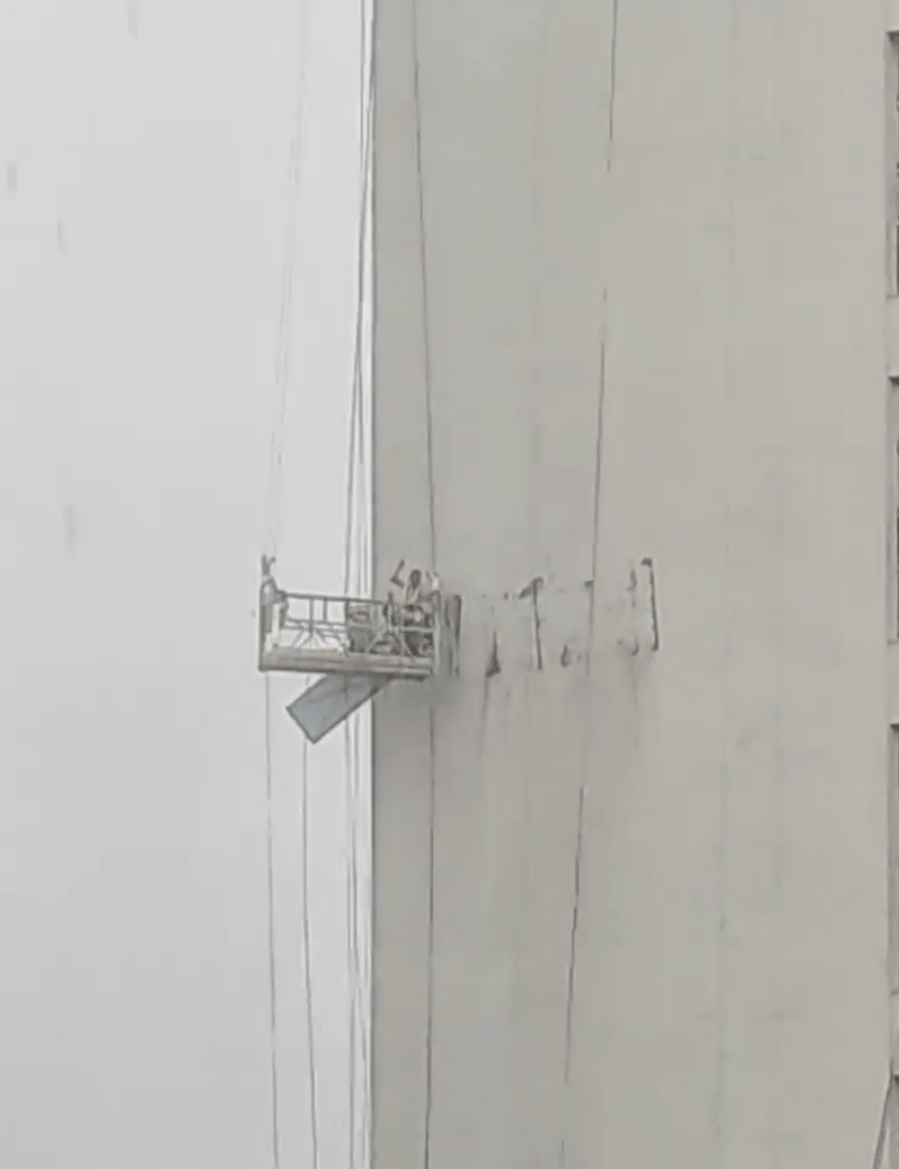 吊篮里有人！西安突遇暴风雨，一吊篮在高空来回摇晃，目击者：多次撞墙，报警后已救下