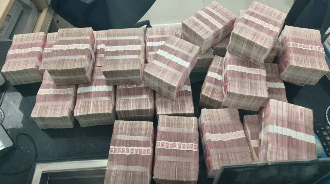 “线上诈骗引流＋线下取现交易”骗局！警银联动火速拦截，保住280万元“投资款”