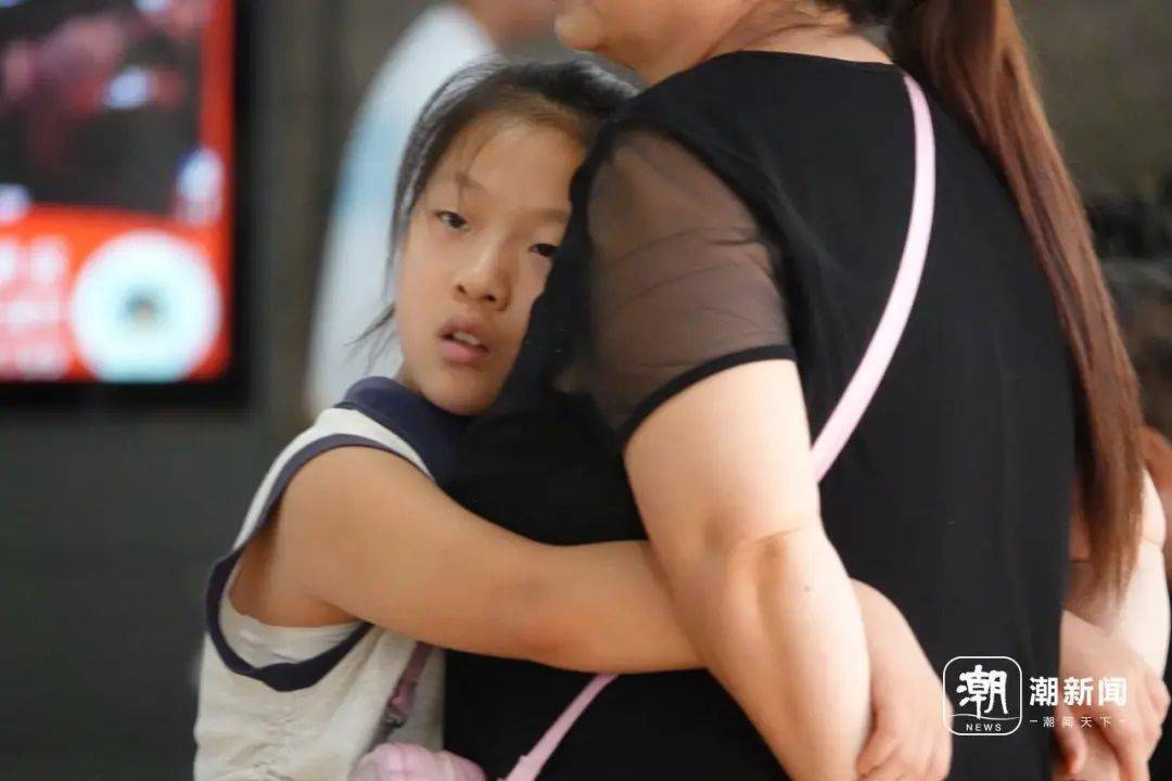 “妈妈，下次见是不是要过年了？”杭城火车站内，这一幕幕太不舍