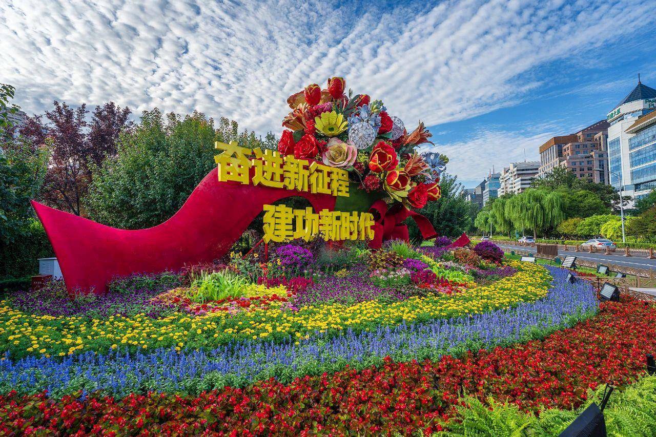 纪念抗战胜利80周年主题花坛亮相