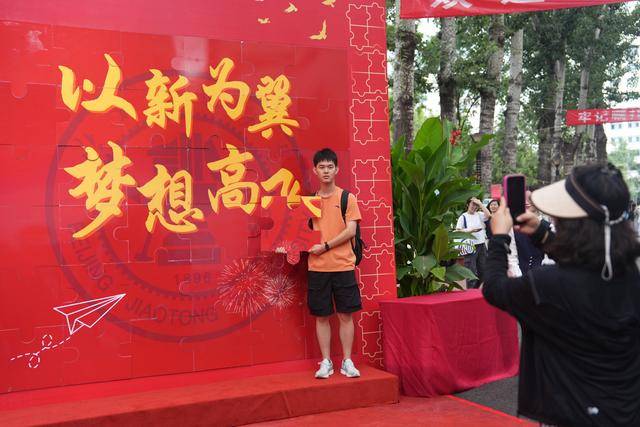北京交大迎4323名本科新生，13名“小红果”收生日礼物