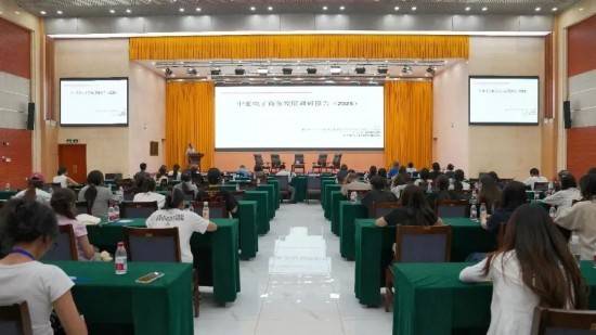 “丝路电商”经贸合作喀什交流会举行，助力喀什成为丝路电商的枢纽城市