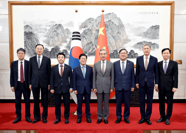 王毅会见韩国总统特使朴炳锡（2025-08-25）