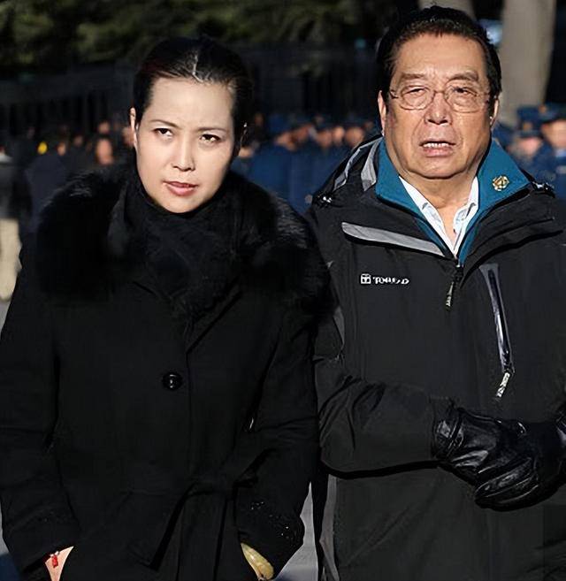 李双江儿子被曝在美国赌博输5800万，娱记紧急辟谣：李天一没出国