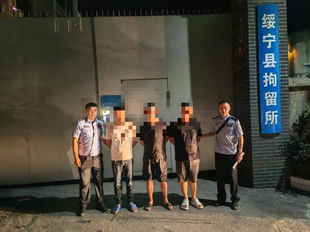 广东2电动车马路上对峙“斗气”从天亮到天黑，交警回应：将调取事发路段监控依规处理