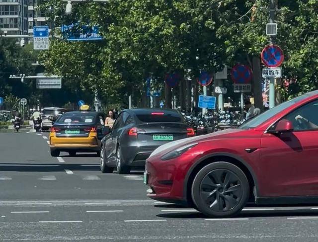 朝阳大悦城外，一连四个禁停标志都没用，就在这儿停车……