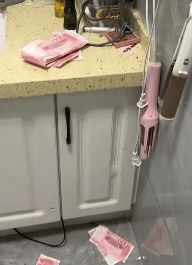 山东一男子卫生间偷藏私房钱压垮天花板， 钱撒满地被老婆发现，妻子：钱肯定是要不回去了